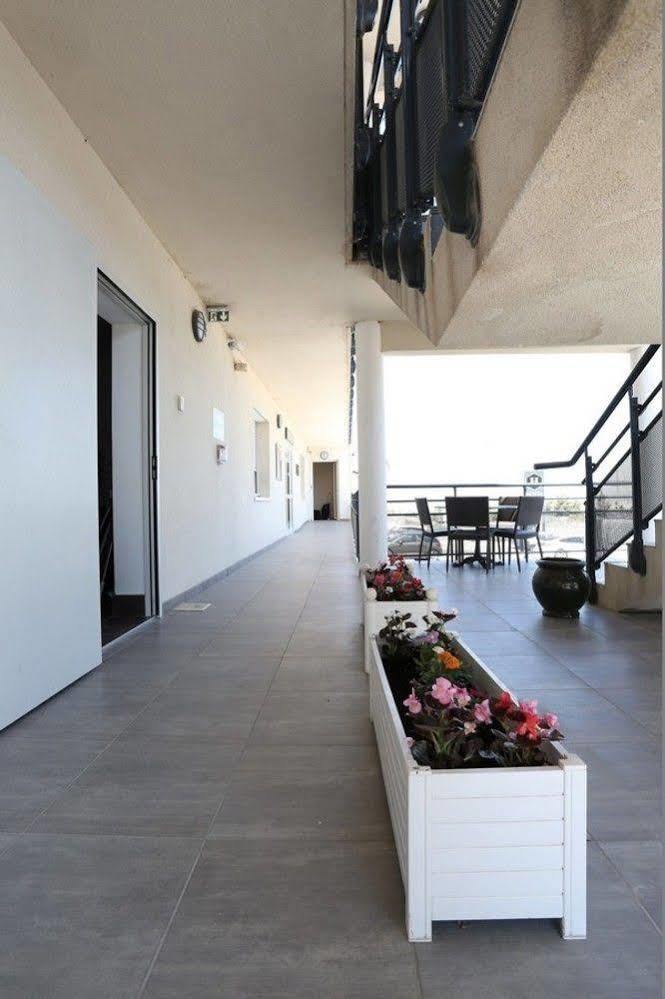 Hotel Restaurant Les Pielettes Le Rove Exterior foto